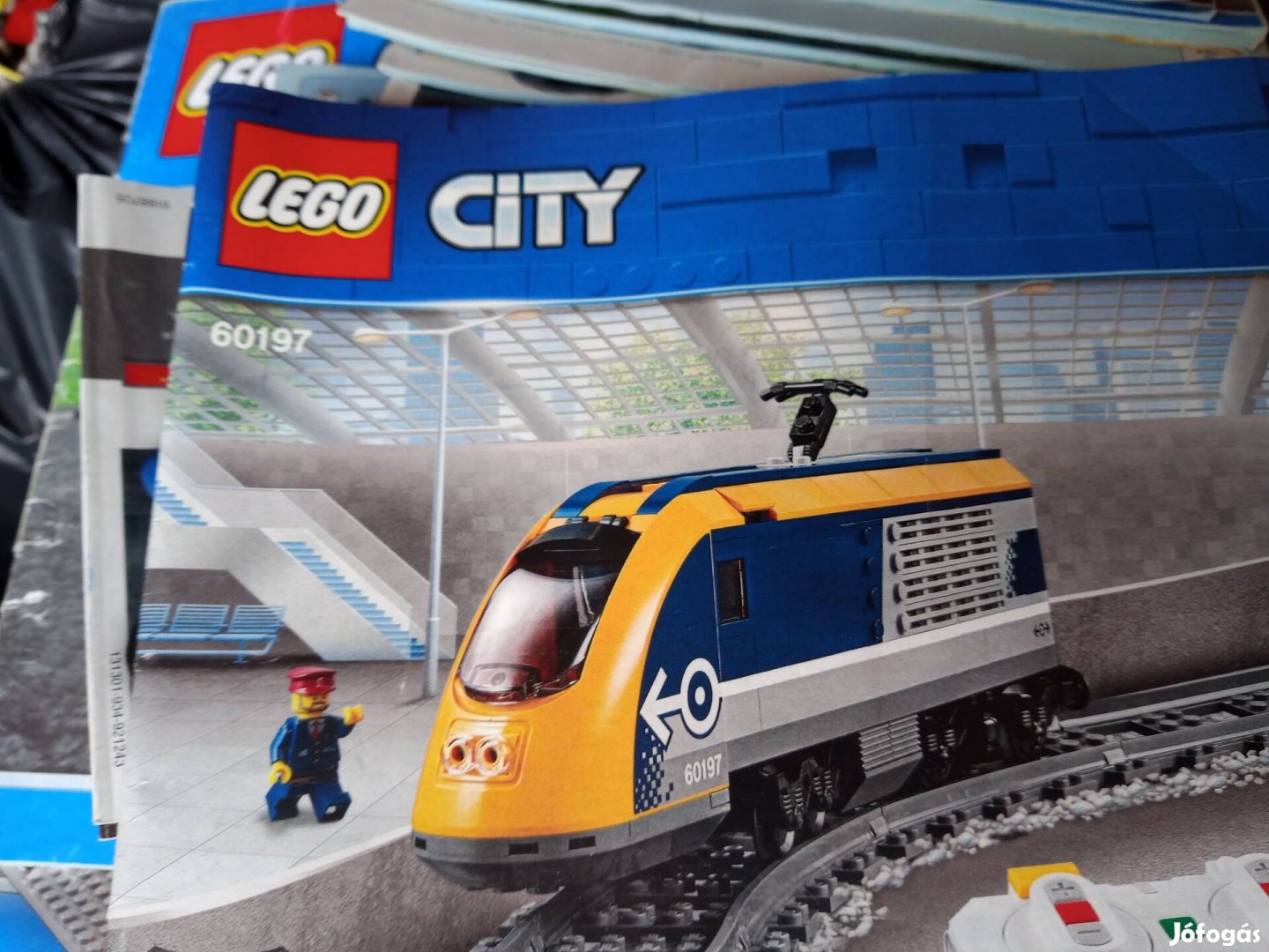 Lego eladó több komplett makett .