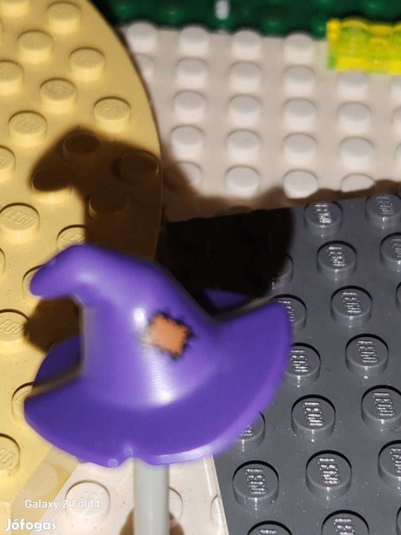 Lego lila boszorkanysúveg hajjal 