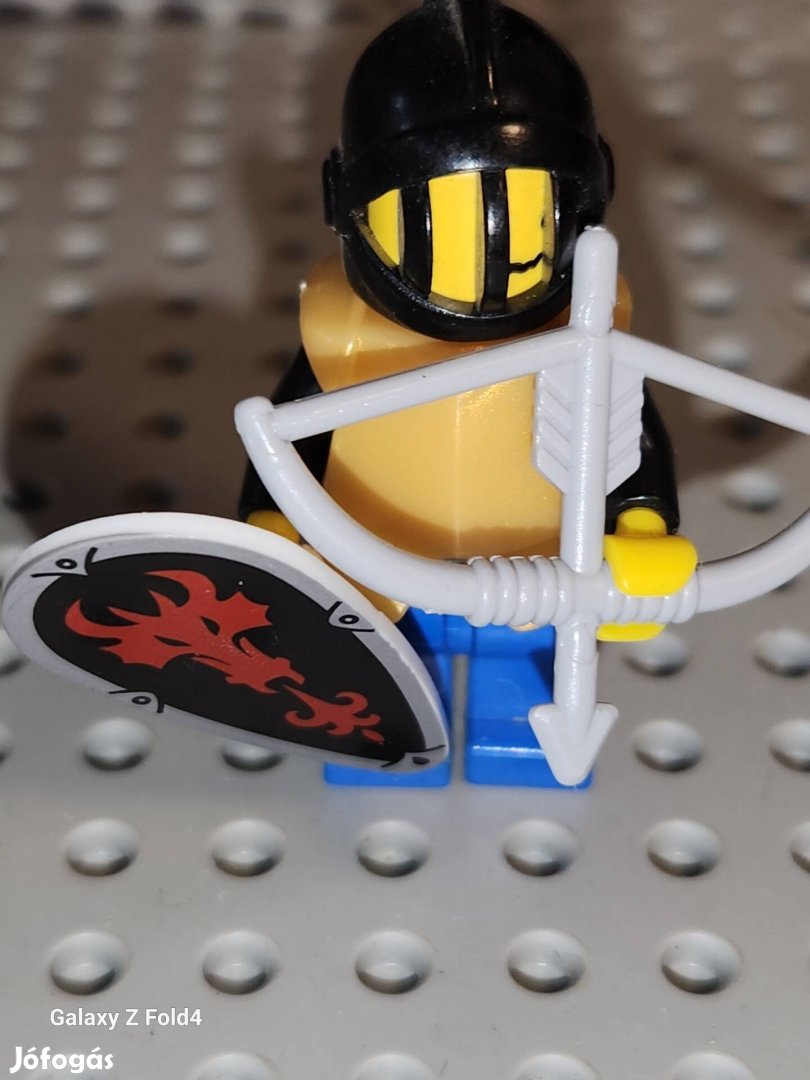 Lego lovag arany páncél sarkanypajzs  es nyillal 