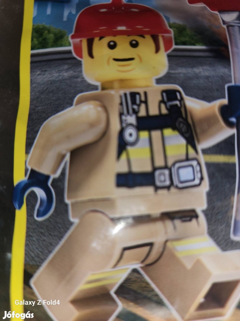 Lego tan  szin tűzolto figura 