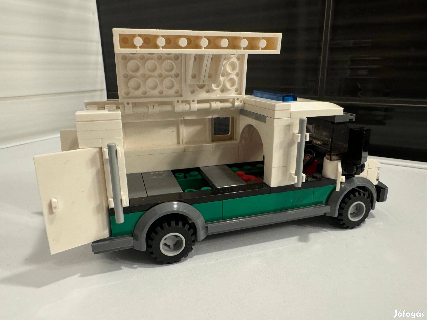 Lego teherauto postas auto penszallito auto
