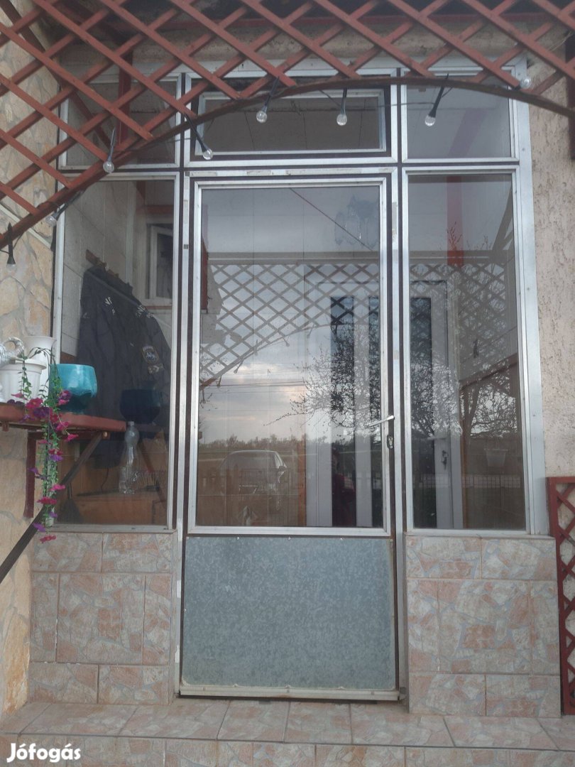 Lemezajtó zártszelvény tokkal üvegezve eladó!