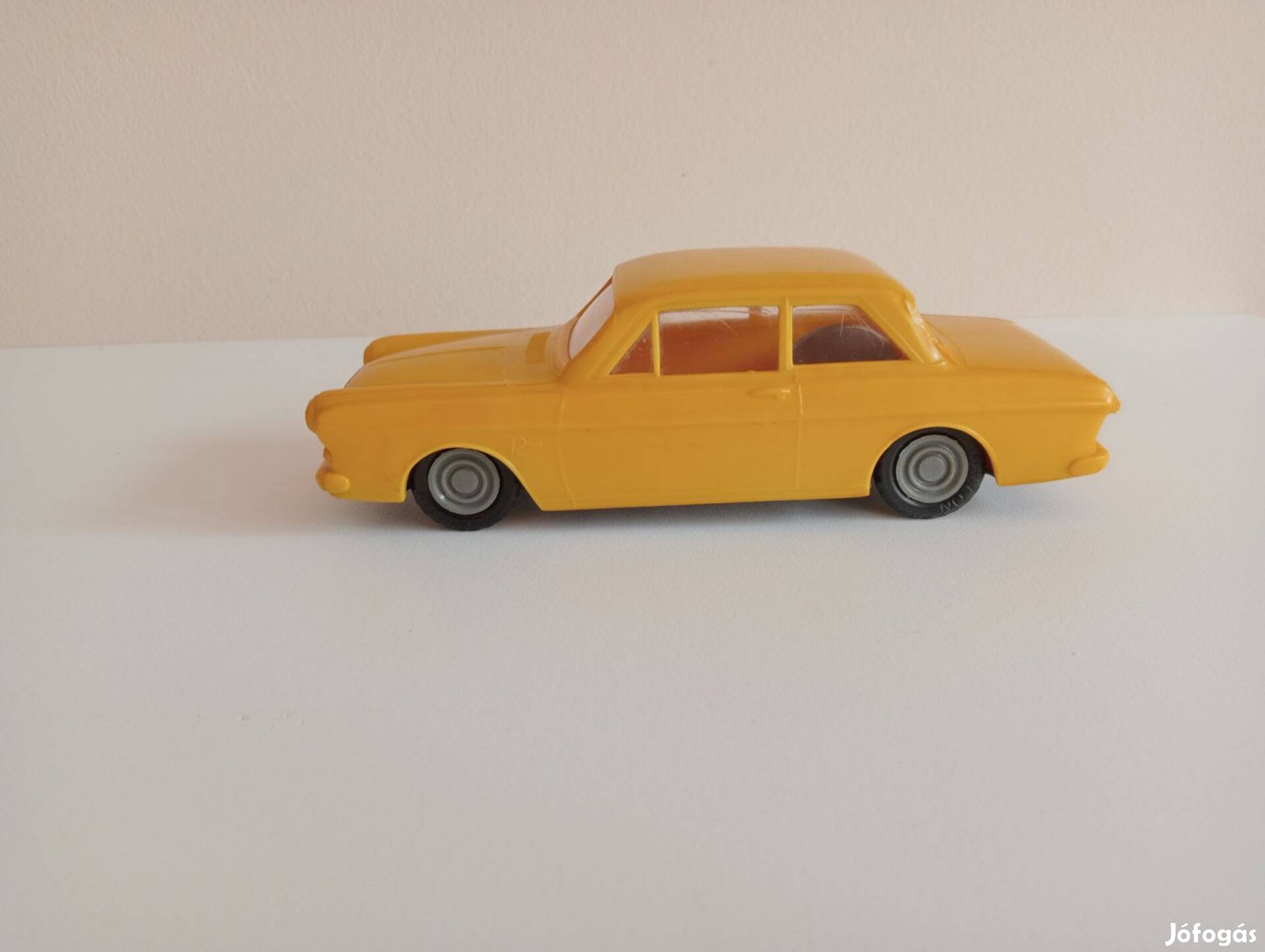 Lemezárugyár sárga Ford Taunus