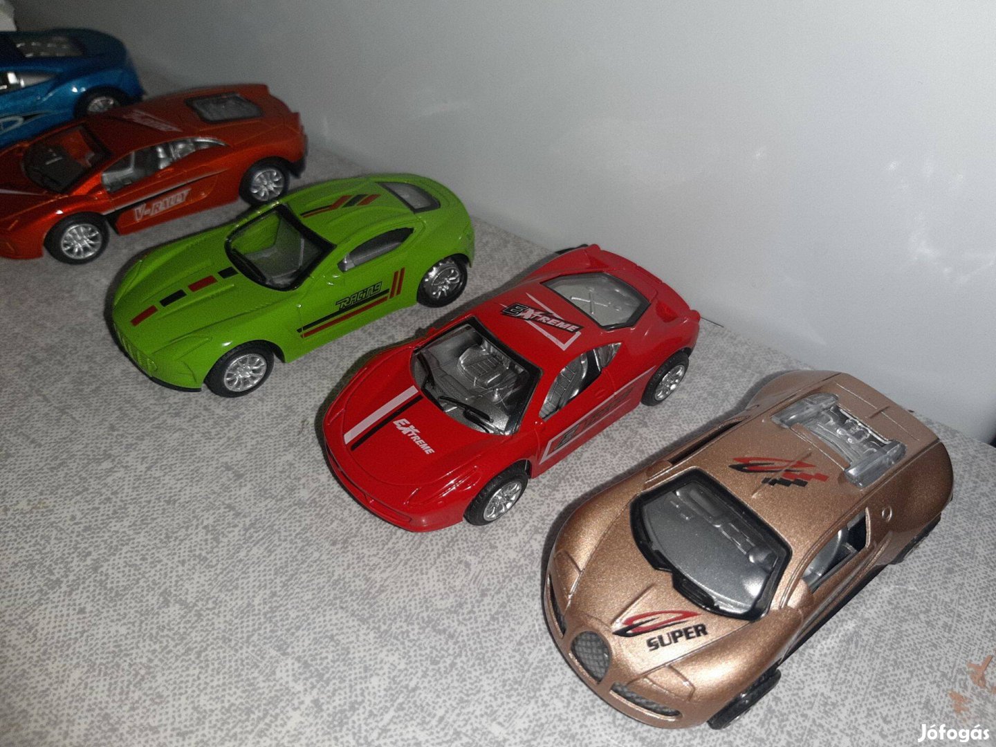 Lendkerekes fém jármű 10 cm új
