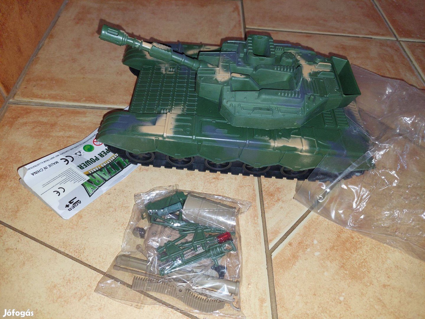 Lendkerekes tank kiegészitőkkel 30 cm új