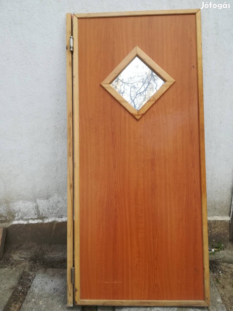 Lengő ajtó fából készült