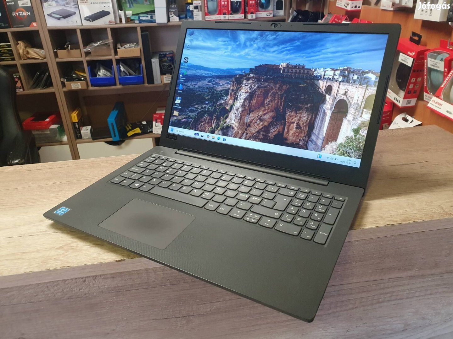 Lenovo V130 15.6 Nagy kijelzős laptop Windows 11 Garanciával