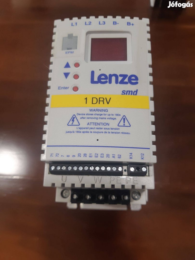 Lenze Esmd751L4Txa frekvenciaváltó Input 3/PE AC Output 0,75KW