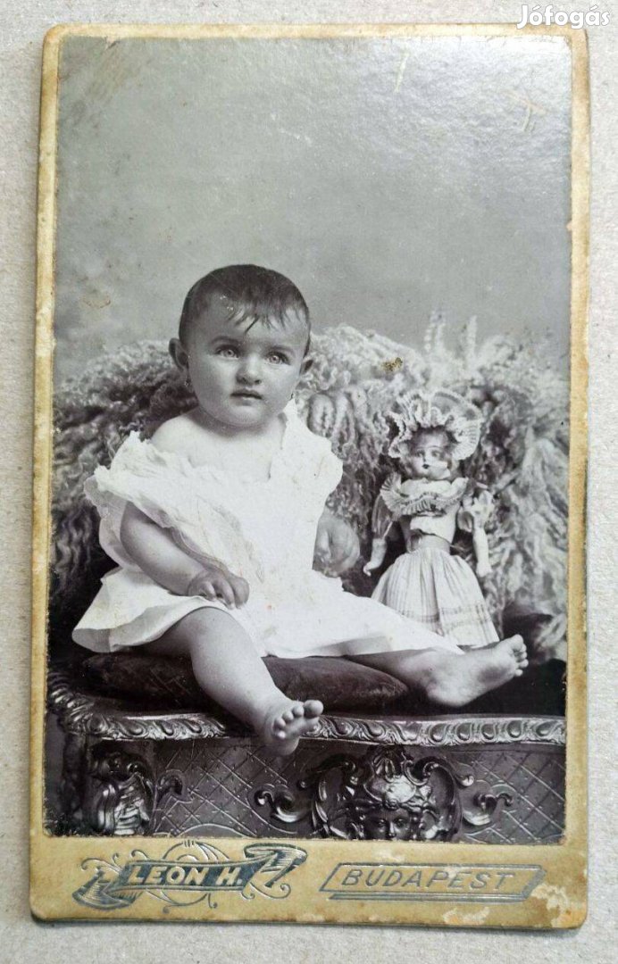Leon H fényképész titkai kislány antik babával. 7X11 CM