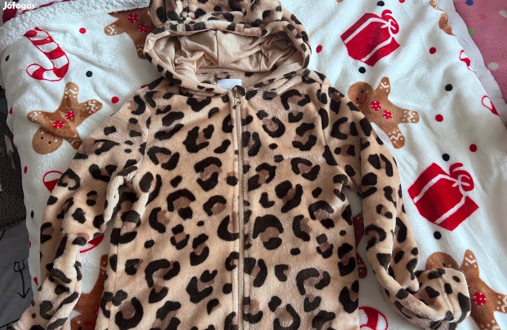 Leopárd mintás pulcsi 134-es