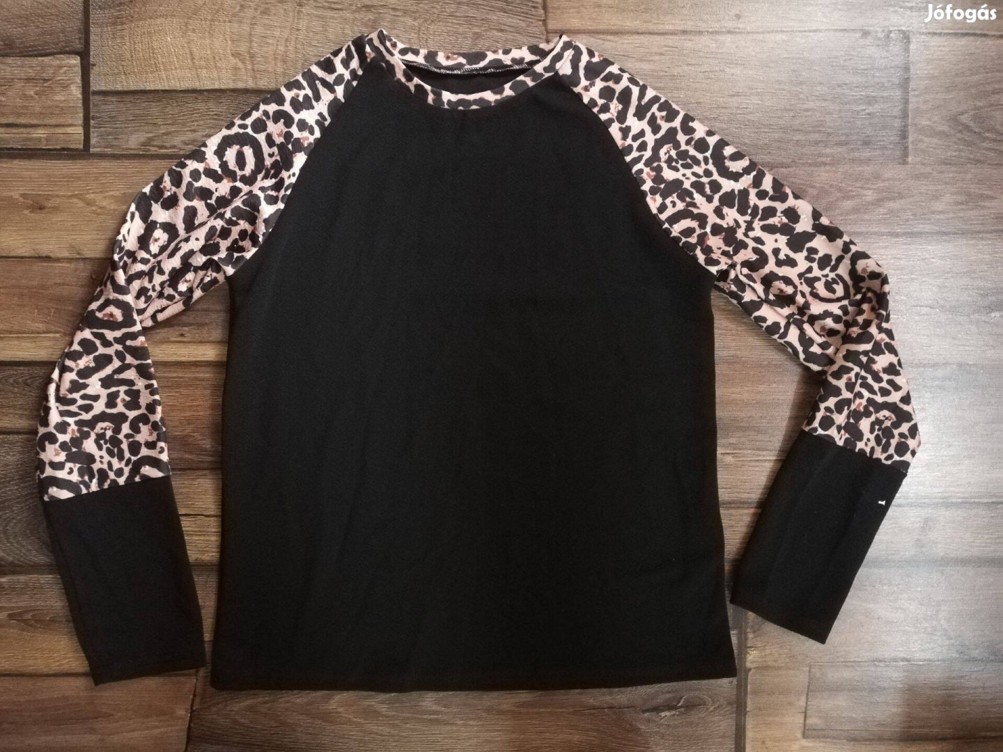 Leopárdmintás ujjú fekete felső