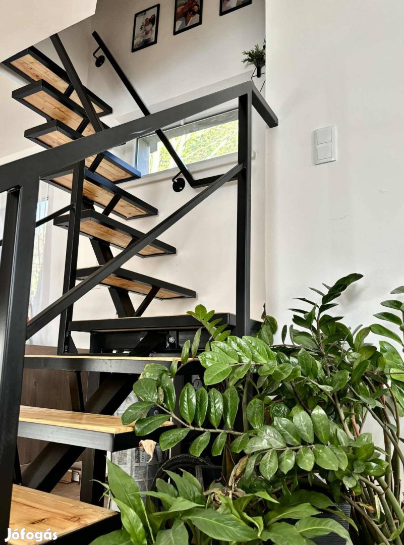 Lépcső fém váz fa fokokkal
