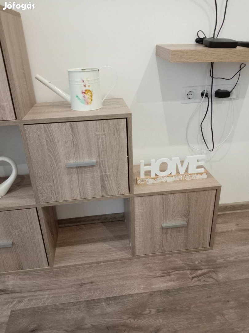 Lépcsőzetes szekrény