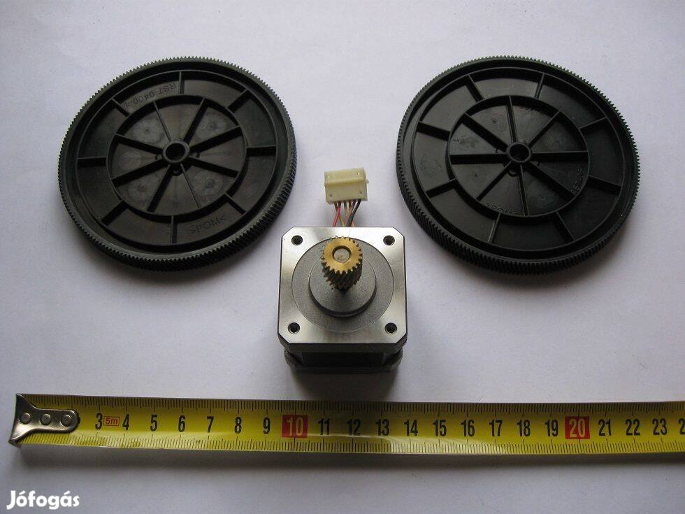Léptetőmotor fogaskerék egyben