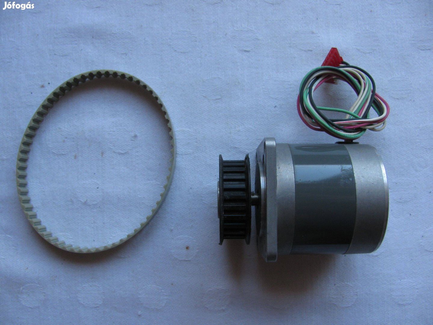 Léptetőmotor, bordás szíjjal