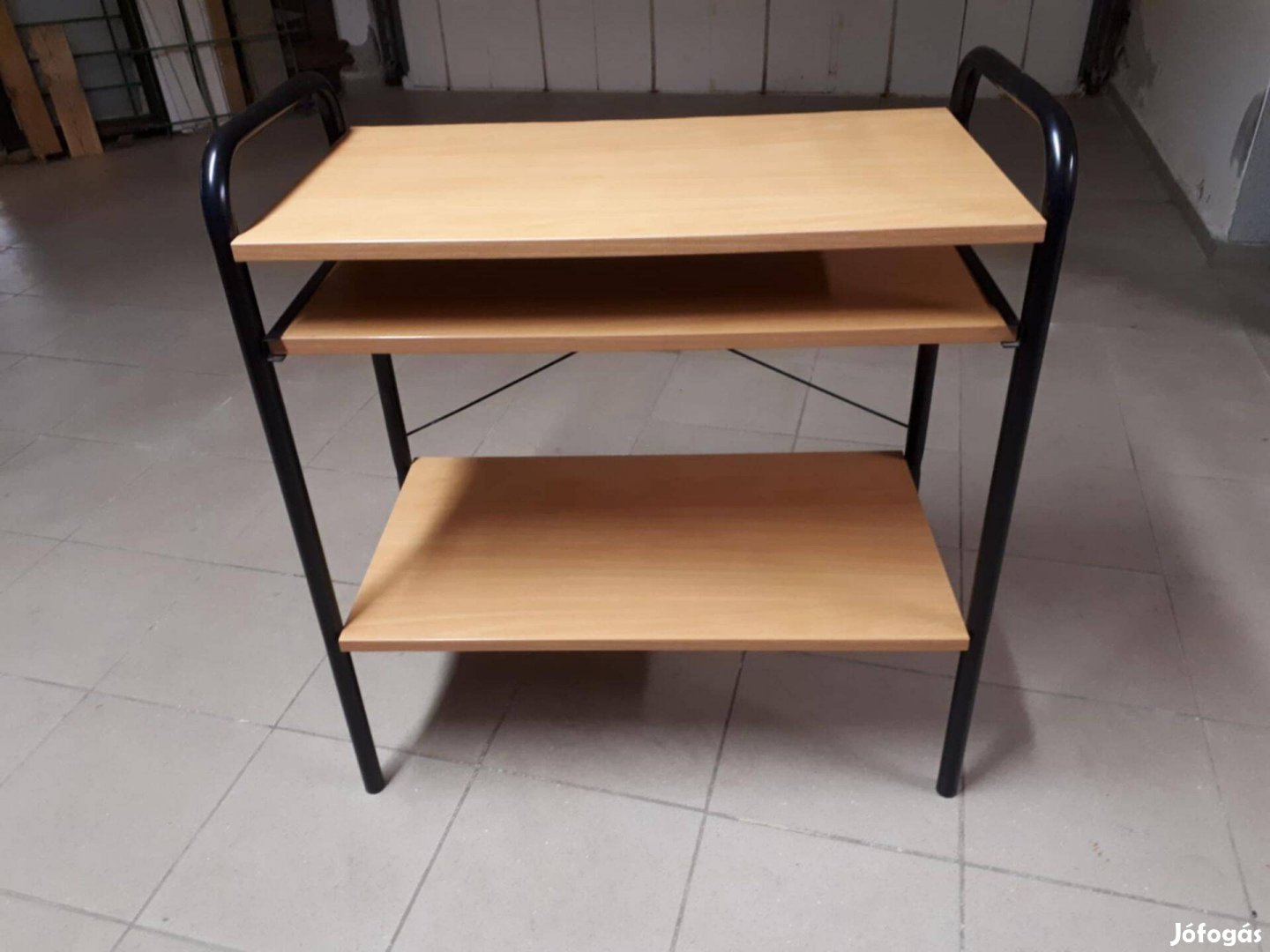 Lerakó asztal fém lábakon a hátsó kettő láb görgős