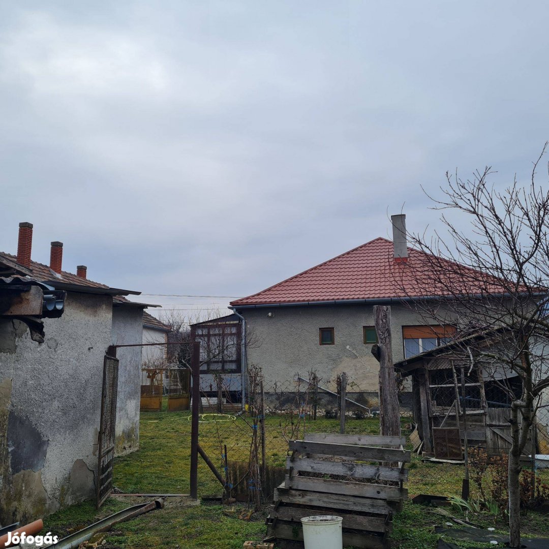 Lesenceistvándon családi ház eladó