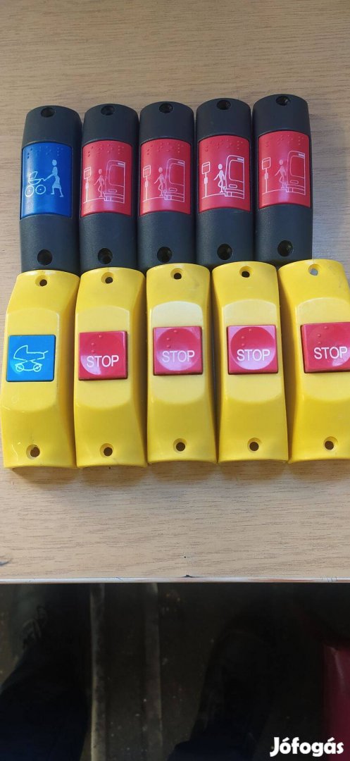 Leszállásjelző és vészjelző kapaszkodóra használt busz