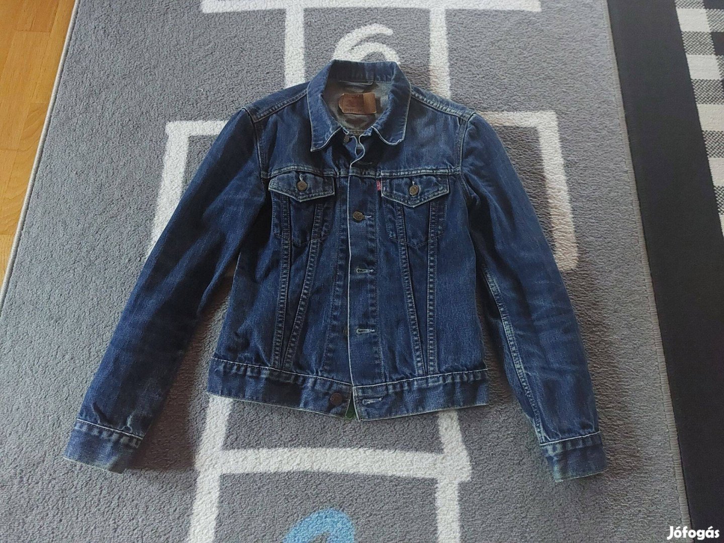 Levis zsebes női sötétkék farmerkabát eladó!