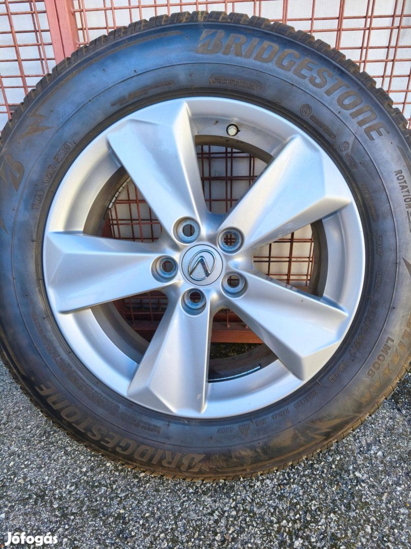 Lexus NX gyári felni téligumival
