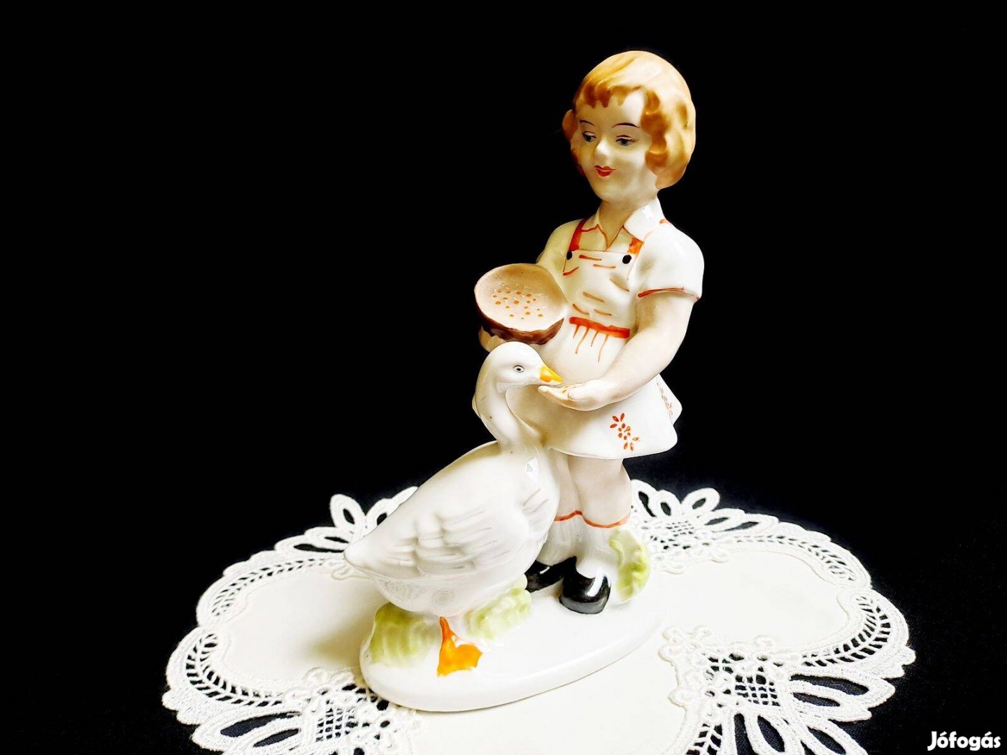 Libát etető kislány Régi Román Arpo porcelán figura