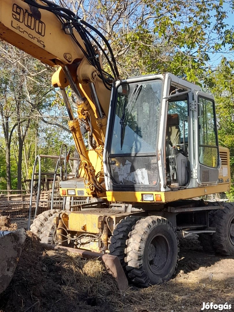 Liebherr 900 forgó kotró.