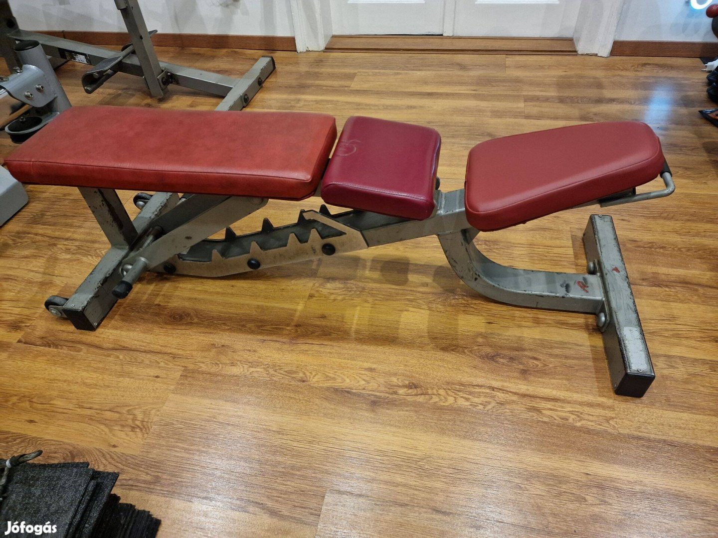 Life Fitness Edzőtermi univerzális állítható pad