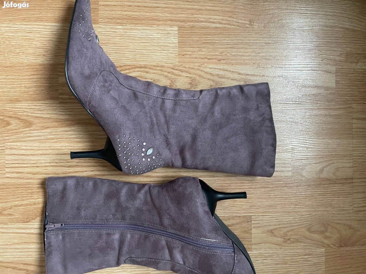 Lila, díszes kövekkel kirakott magassarkú elegáns csizma, 39-es