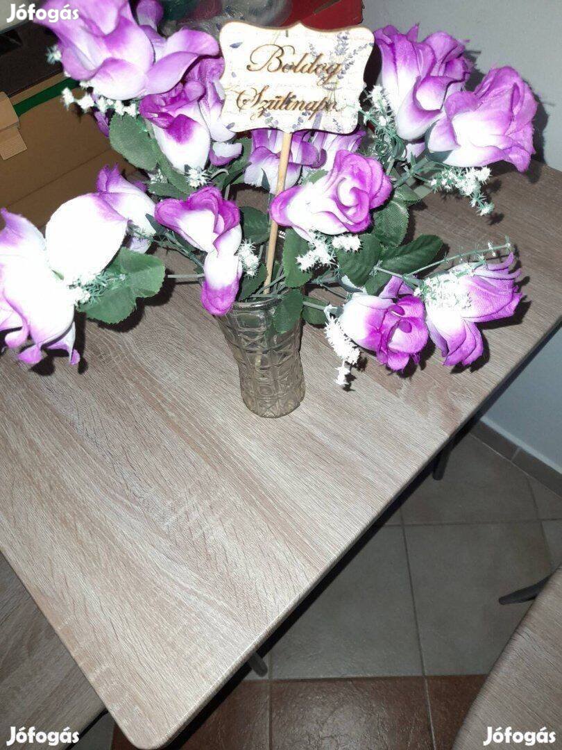 Lila fehér színű mű rózsák vázában