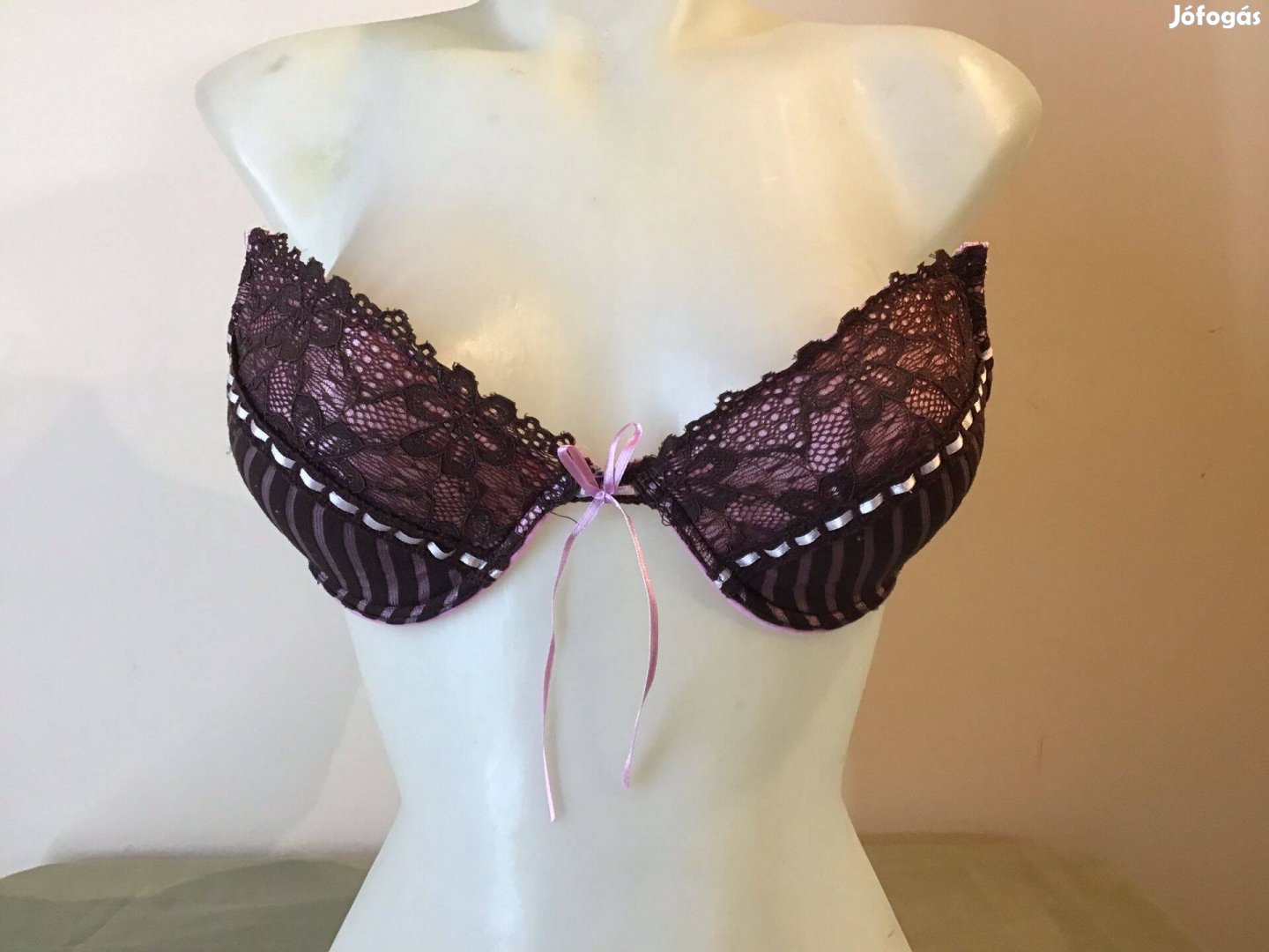 Lila pánt nélküli masnis csipkés push-up melltartó