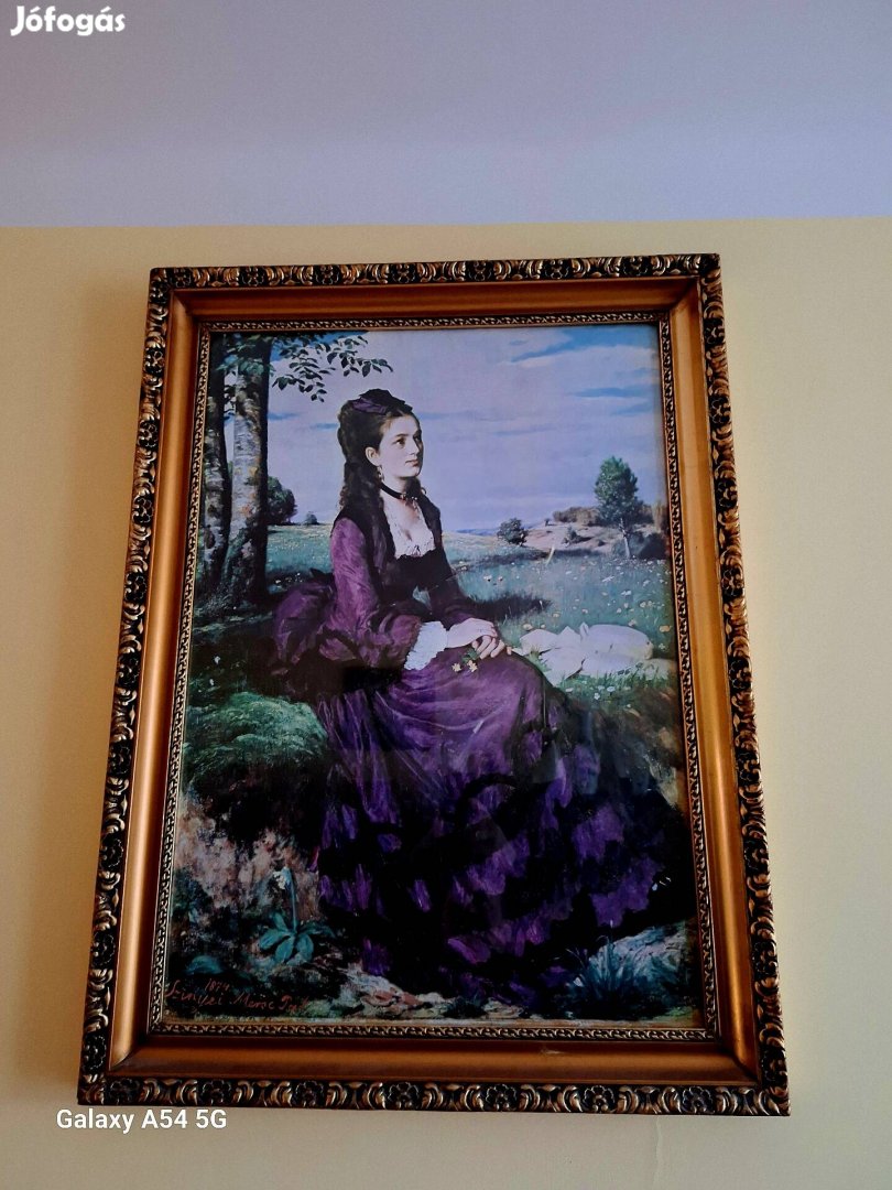 Lila ruhás nő