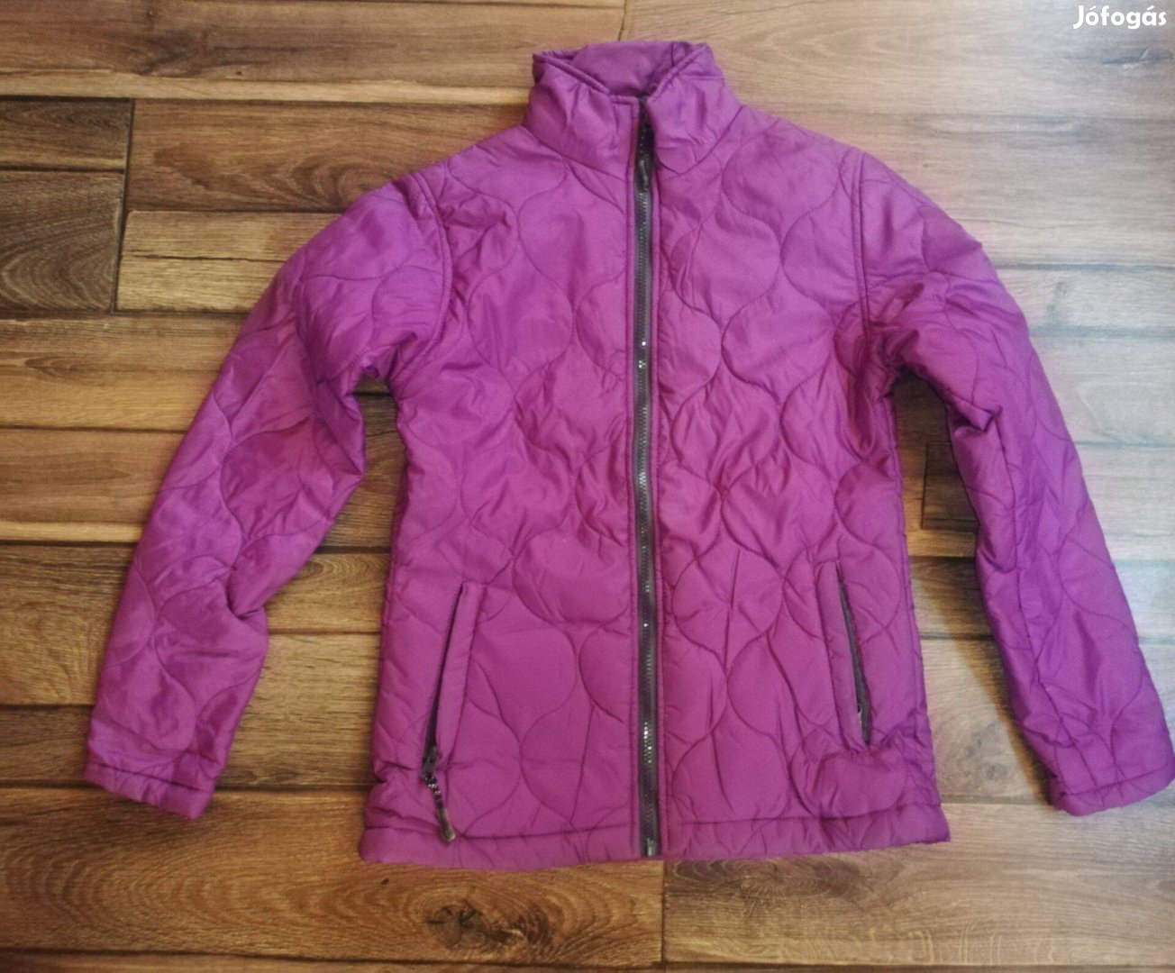 Lila színű steppelt átmeneti kabát