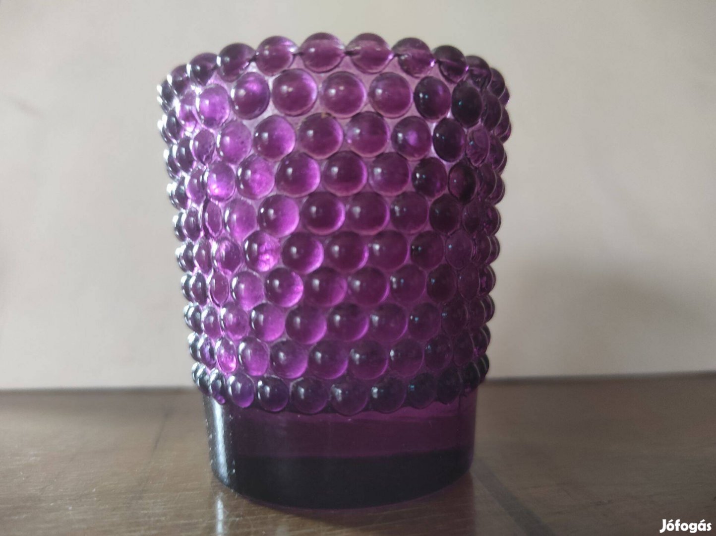 Lila üvegtárgy 6,5 cm magas, 5 cm széles