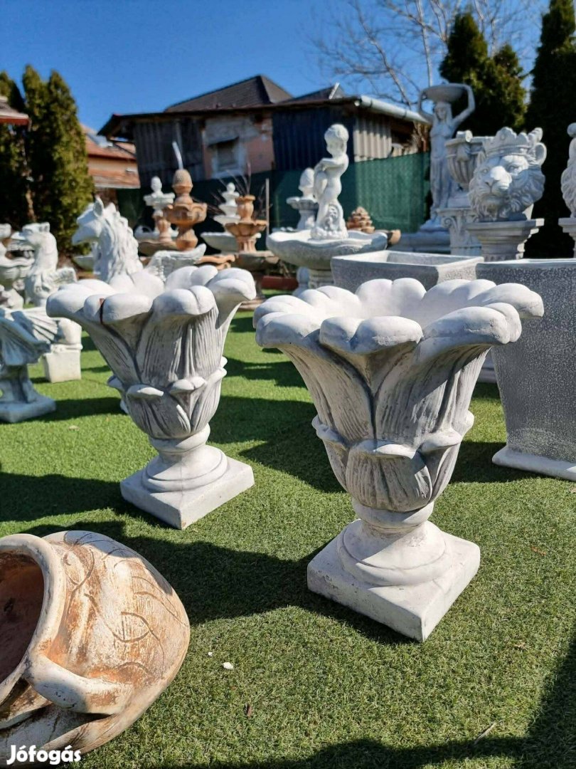 Liliom alakú virágkaspó műkő