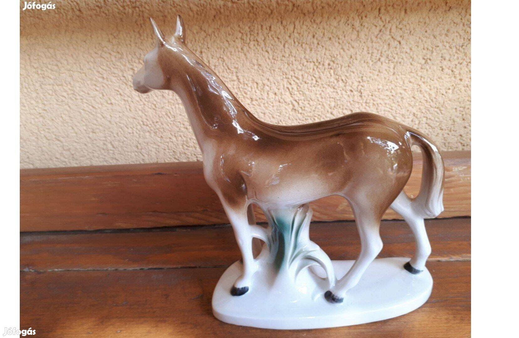Lippelsdorf jelzett álló porcelán ló szobor