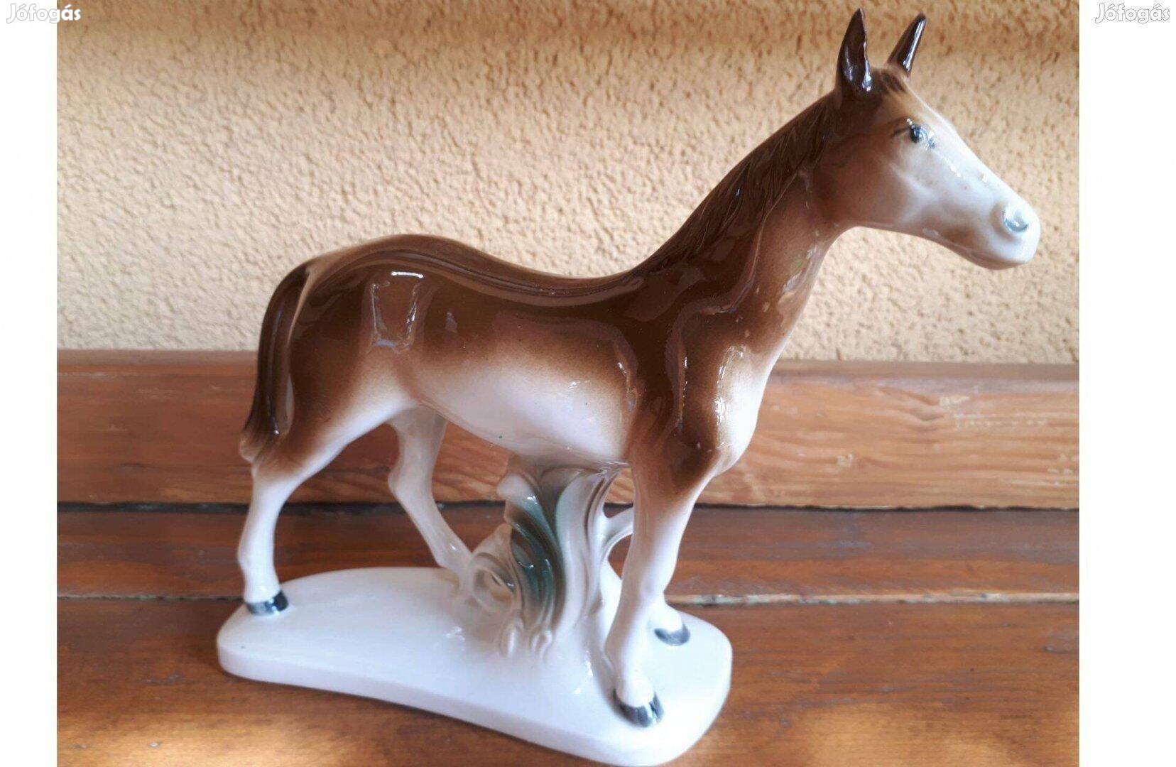 Lippelsdorf porcelán ló