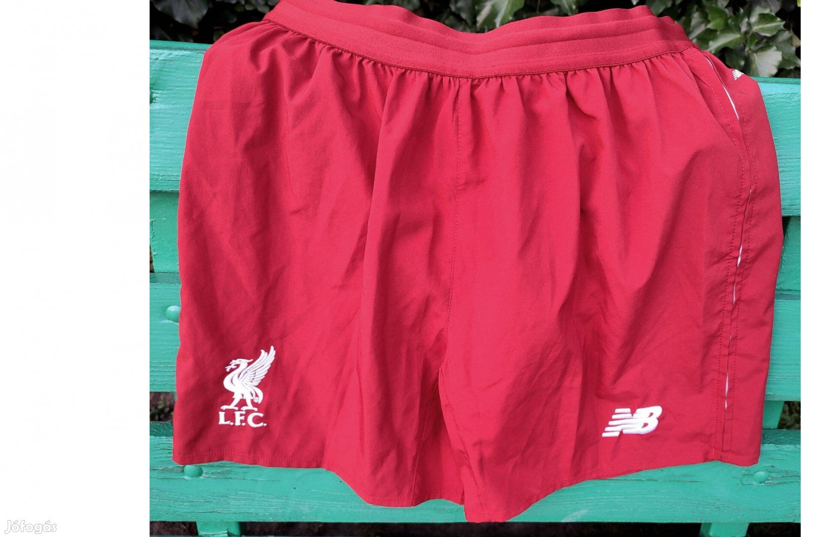 Liverpool eredeti New Balance rövid nadrág (S)