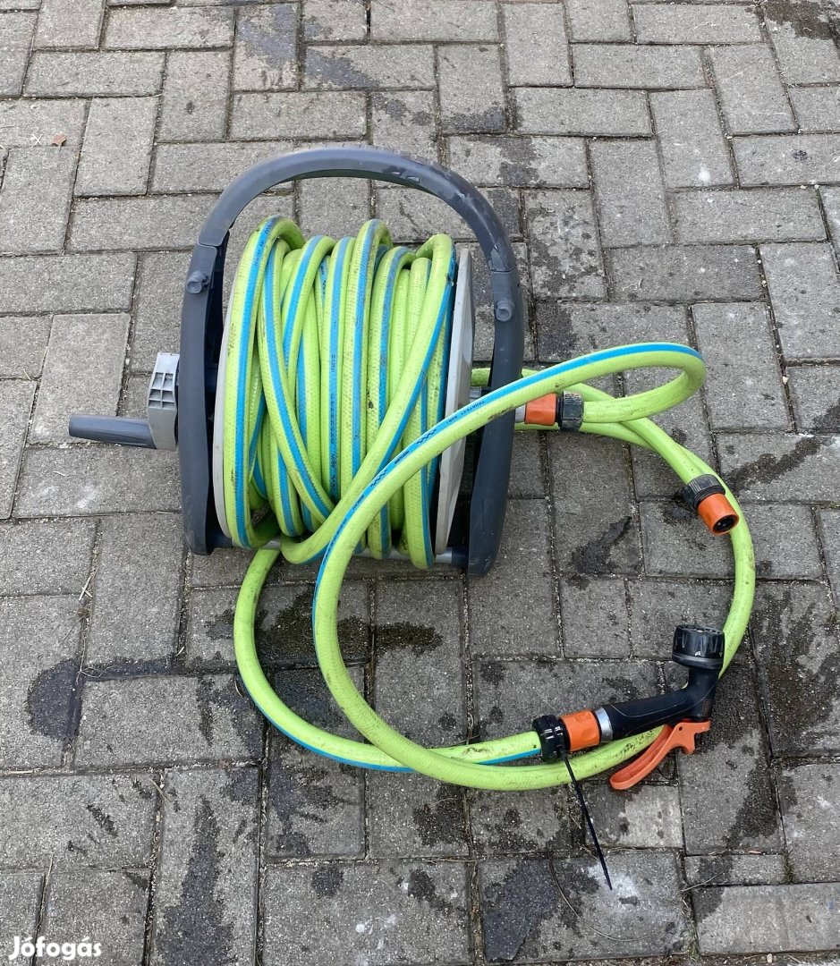 Locsolócső, 25 m tömlővel. Praktikeres tömlőtartóval.