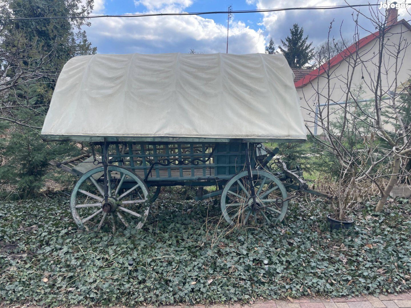 Lőcsös szekér ponyvával