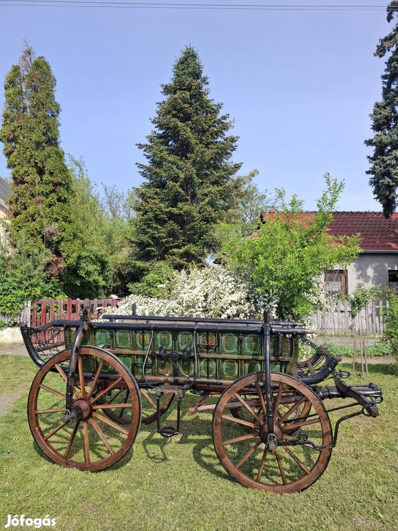 Lőcsöskocsi gurulna !
