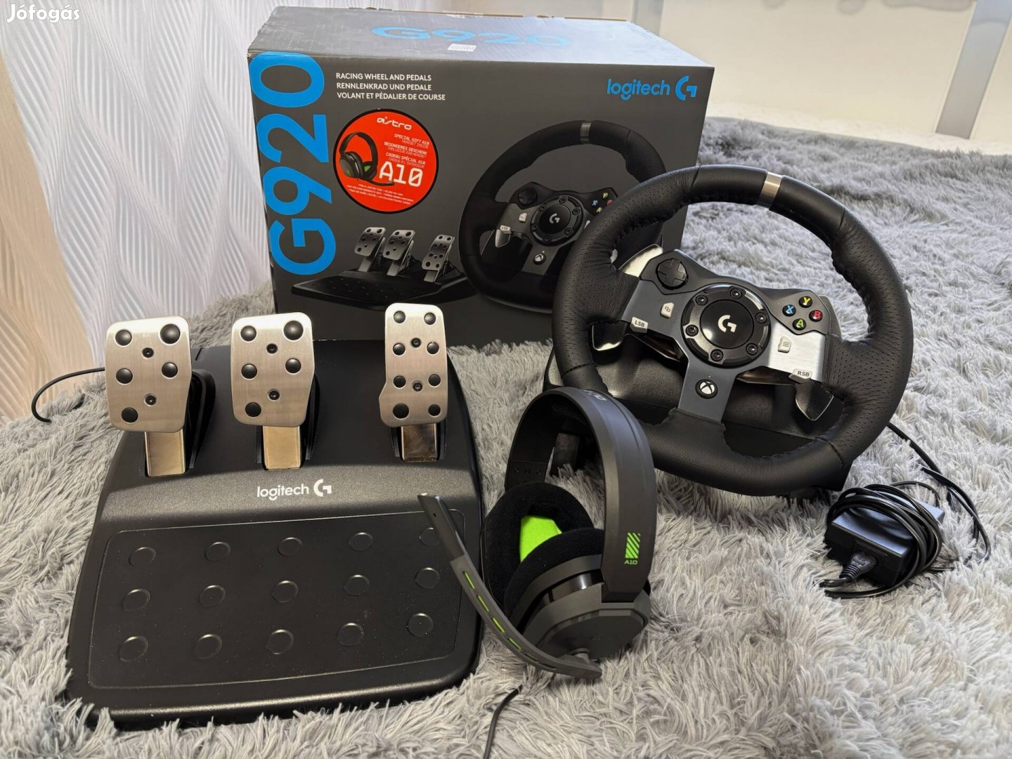 Logitech G920 Driving Force kormány, pedál és fejhallgató.