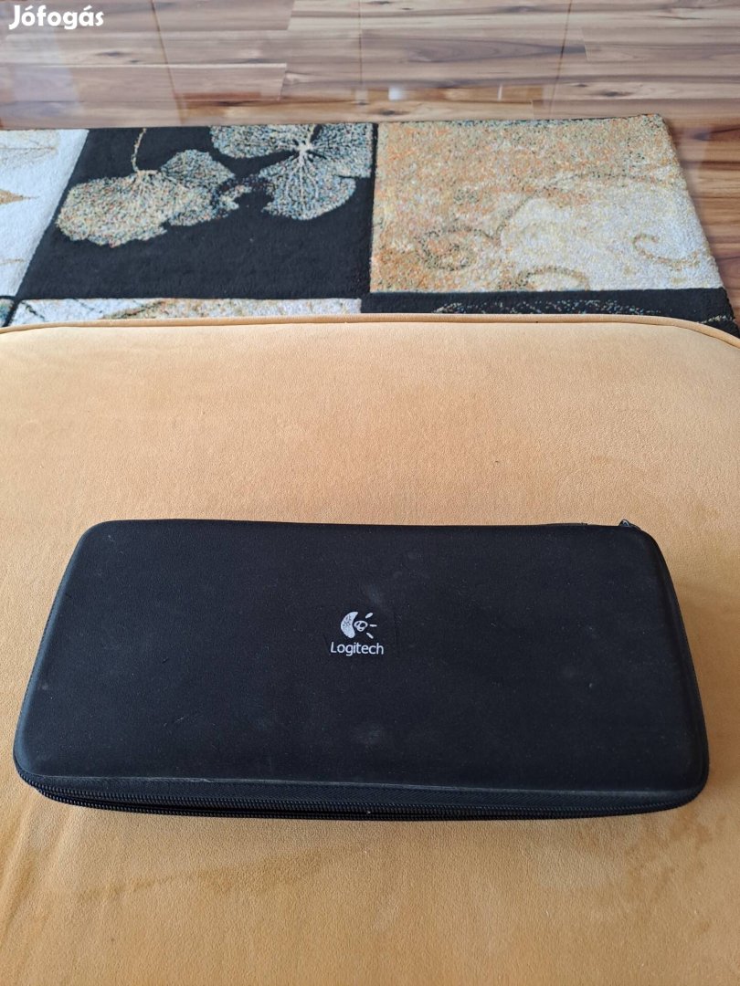 Logitech Play Gear Amp Speaker gyári tartozékáival 