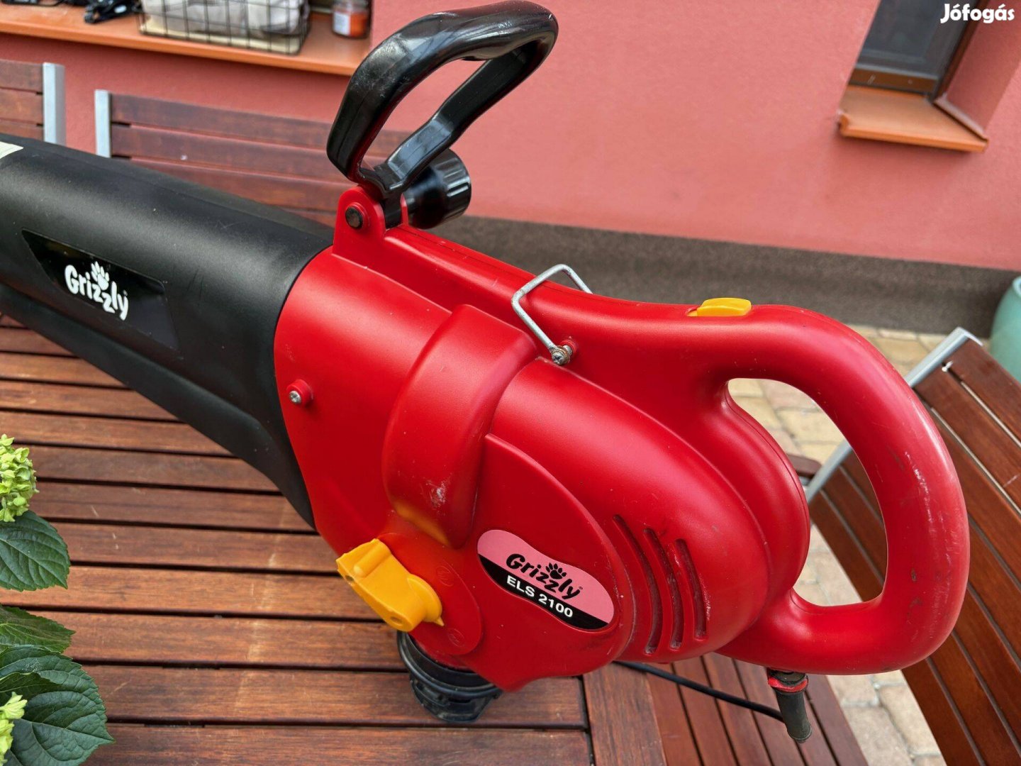 Lombfúvó , lombszívó erős motorral, 210 kmh , 12 m3min.