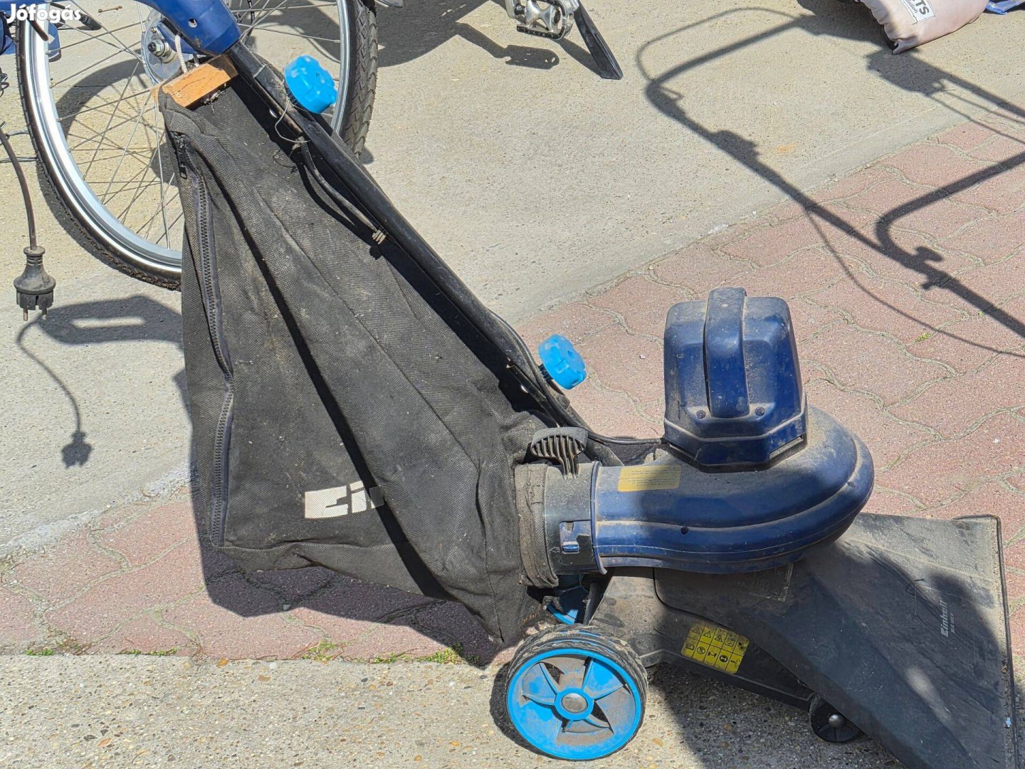 Lombporszívó, tökéletesen működik, bár az évek látszódnak