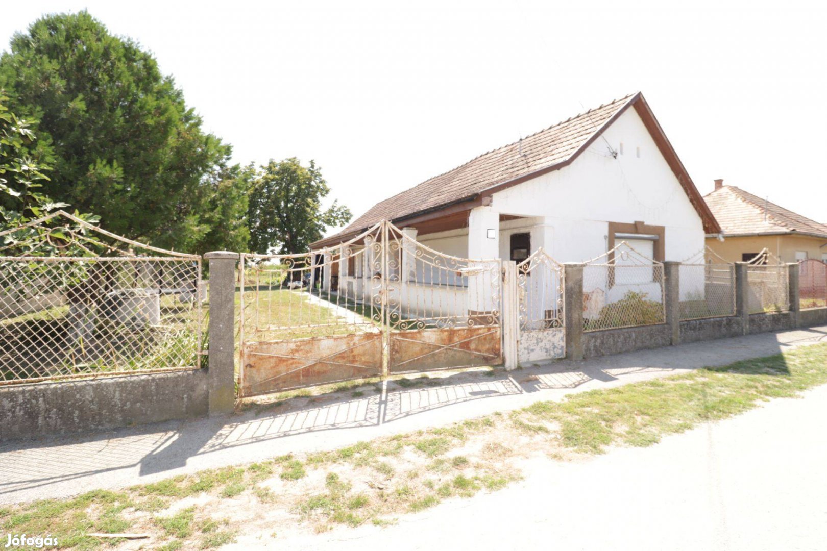 Lóréven 3 szobás, összközműves ház eladó