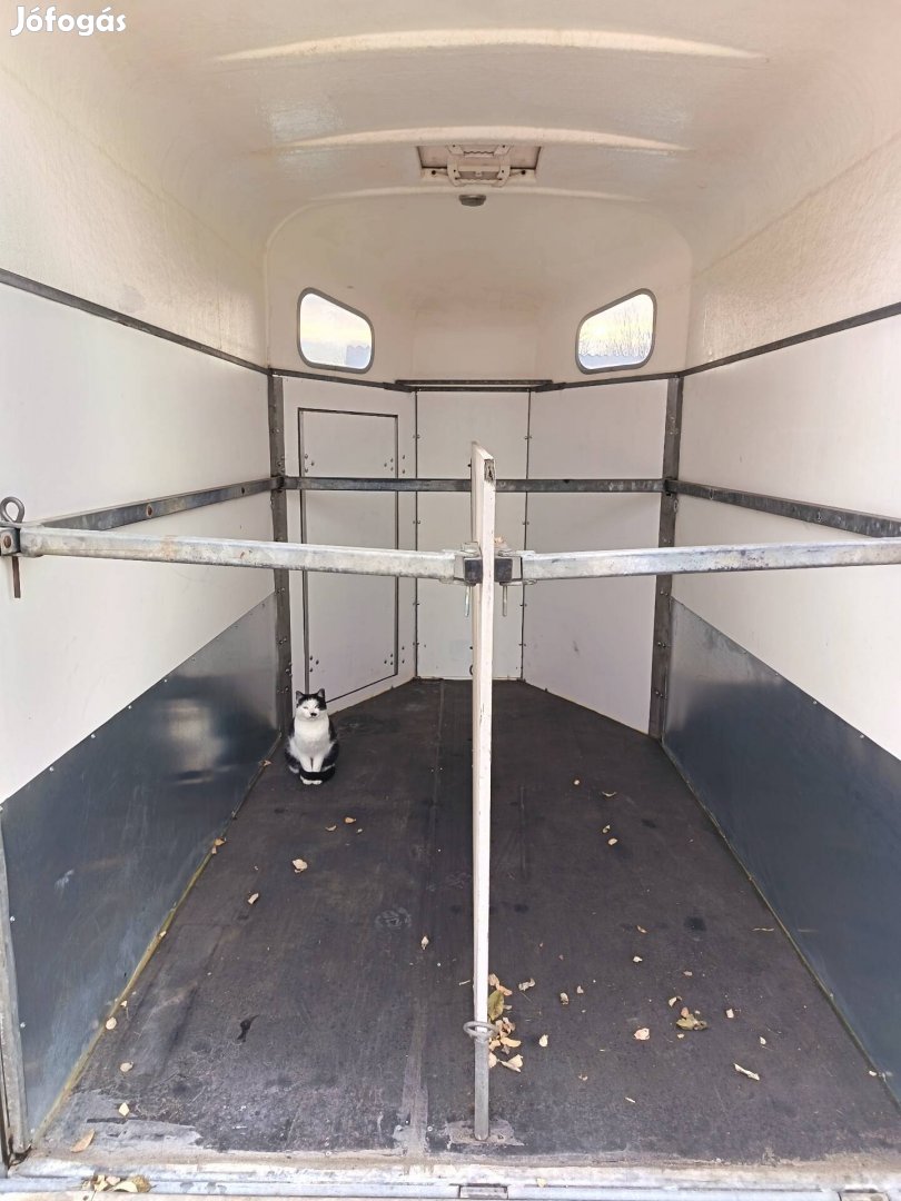 Lószállító utánfutó