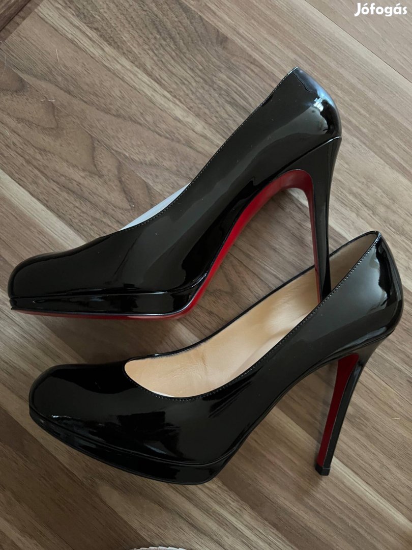 Louboutin fekete lakk magassarkú cipő