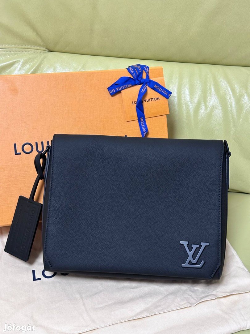 Louis Vuitton takeoff messenger 100% new