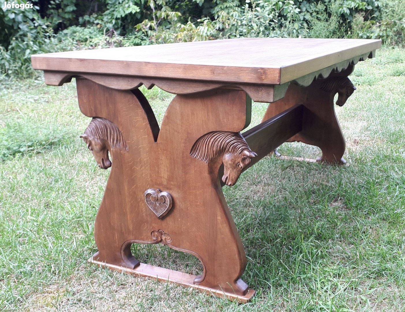Lovasasztal asztal lovasbútor faasztal lovasajándéktárgyak