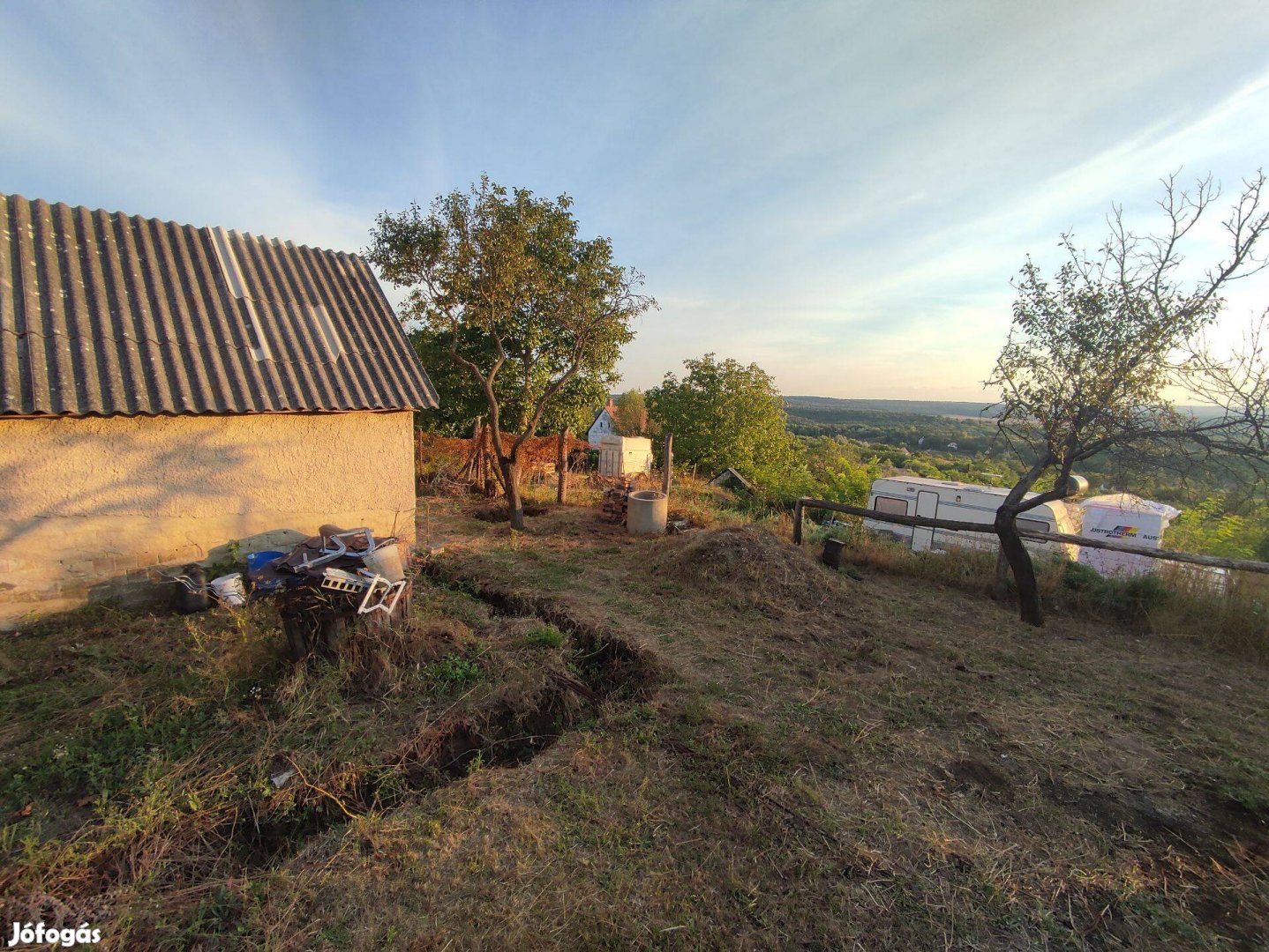 Lovasberényben panorámás zártkert házzal eladó!